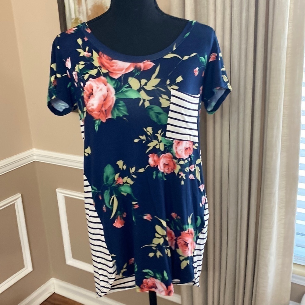 Wanna B High Low Short Sleeve Top Medium NWOT